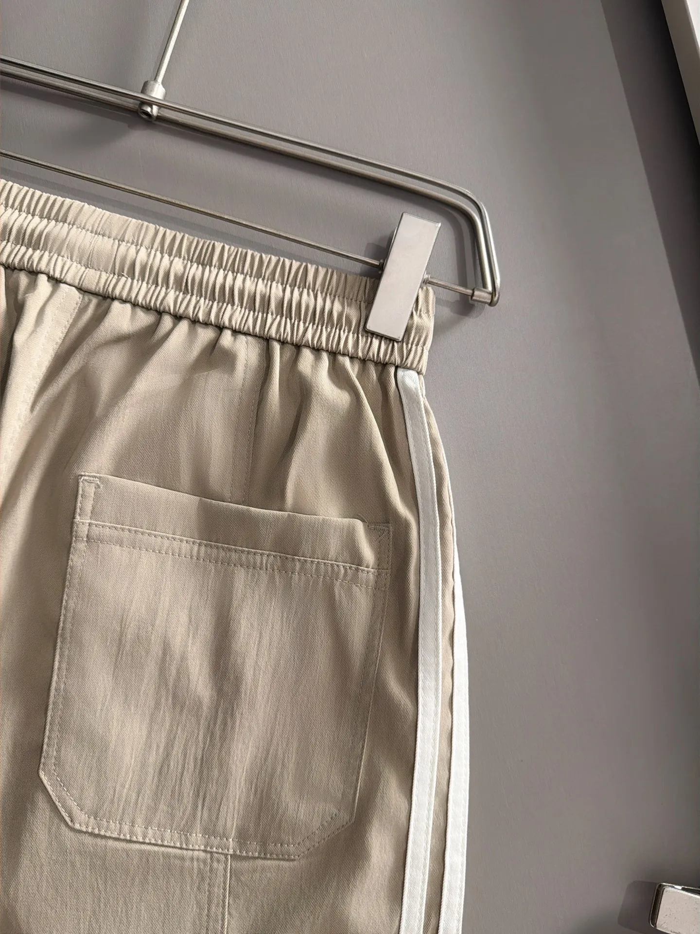 LP 2036 Spring/Summer New Arrival elastic band casual shorts, counter-customized fabric Breathable, high comfort, impeccable details, brand element design concept, reflecting high quality. It feels delicate and soft! It presents a casual cut and the upper body shape is great! Sizes:S-2XL